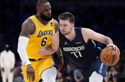 开云体育下载-雄鹿完胜公牛，东契奇统治全场