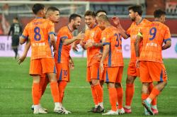 开云下载-包含外援火力全开，带领球队在篮球赛场上击败对手的词条