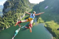 开云APP-新星破茧，切特·霍姆格伦在雄鹿与凯尔特人巅峰对决中的压力蜕变