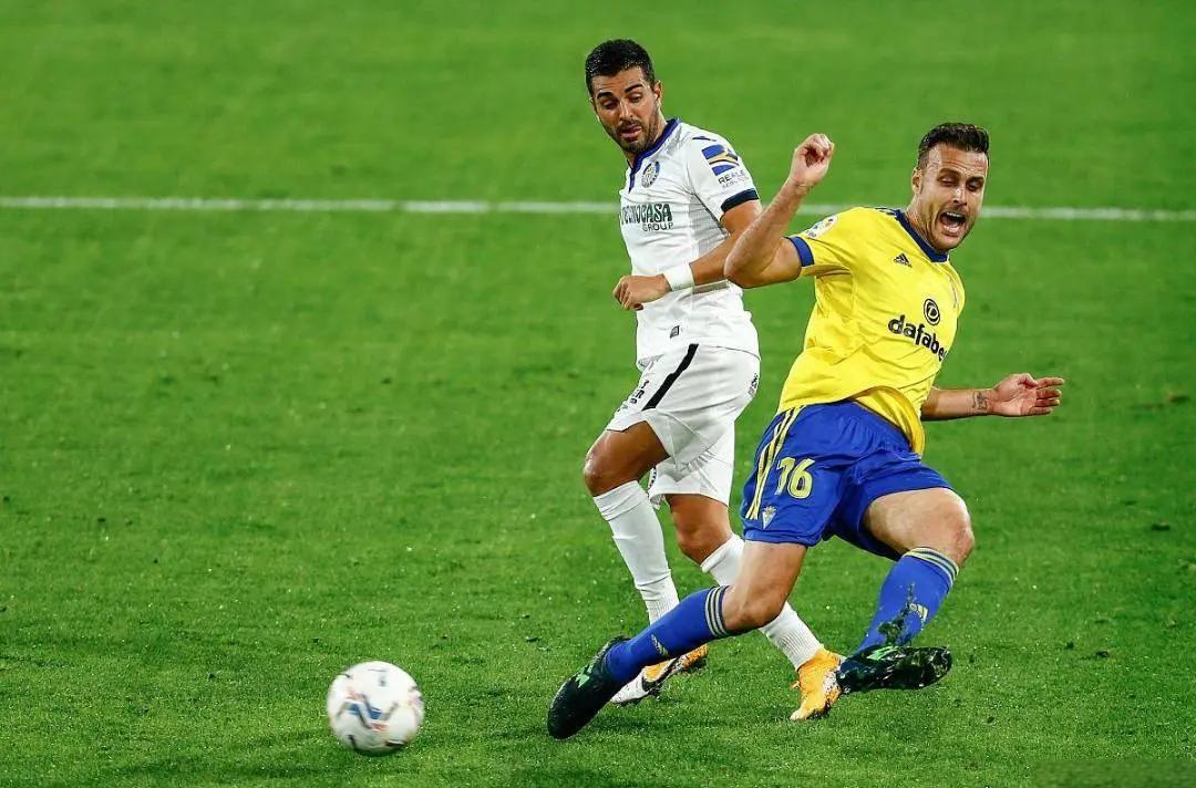 关于加的斯欲在客场击败阿尔梅里亚，稳固排名的信息