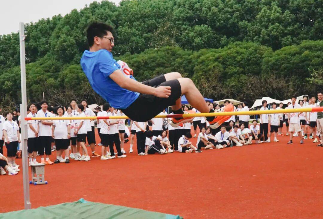 闪光瞬间!运动员们奋力拼搏争先 闪光瞬间!运动员们奋力拼搏争先