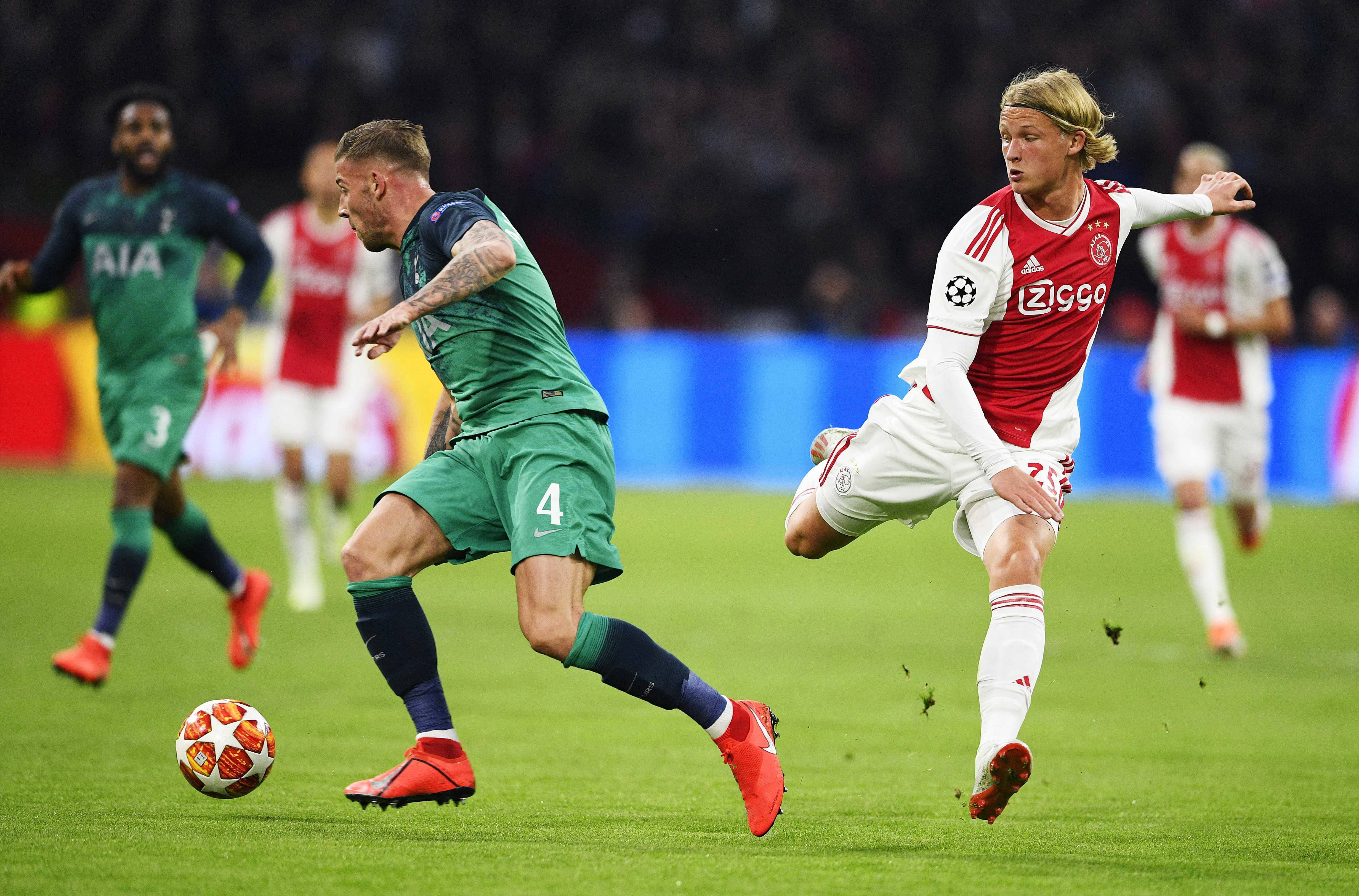 阿贾克斯一步崛起，欧冠赛场耀眼之星