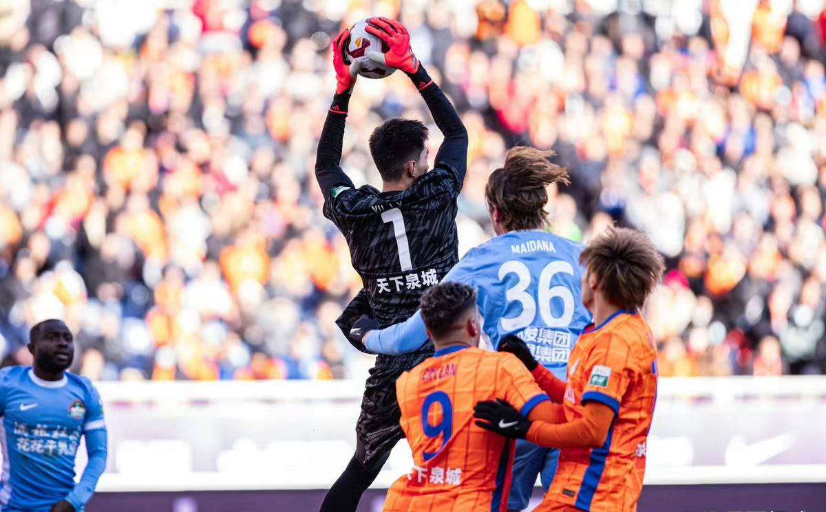 守门员神勇扑救助球队守住胜局