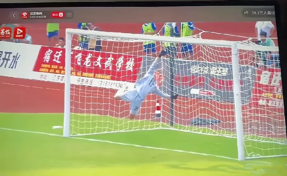 守门员神勇扑救助球队守住胜局