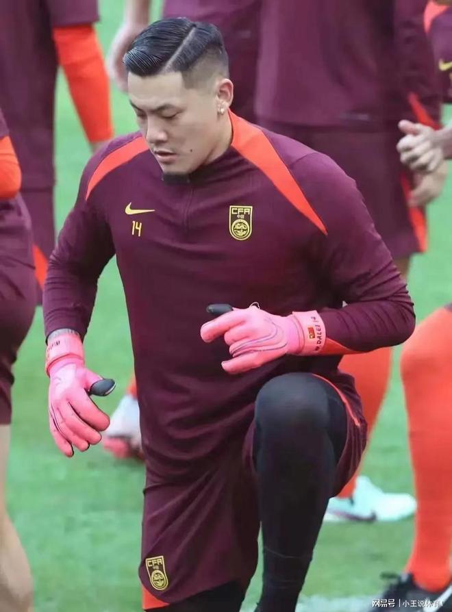 包含球员表现出色，国足队长荣膺本届锦标赛最佳球员的词条