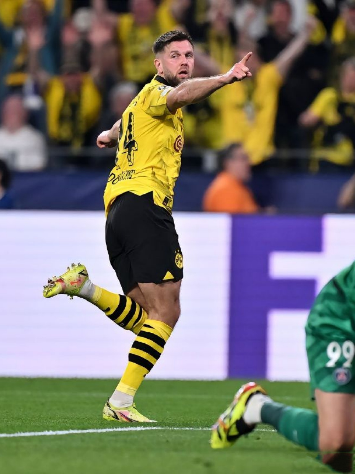 包含多特蒙德遭遇一败，艰难晋级下一轮的词条