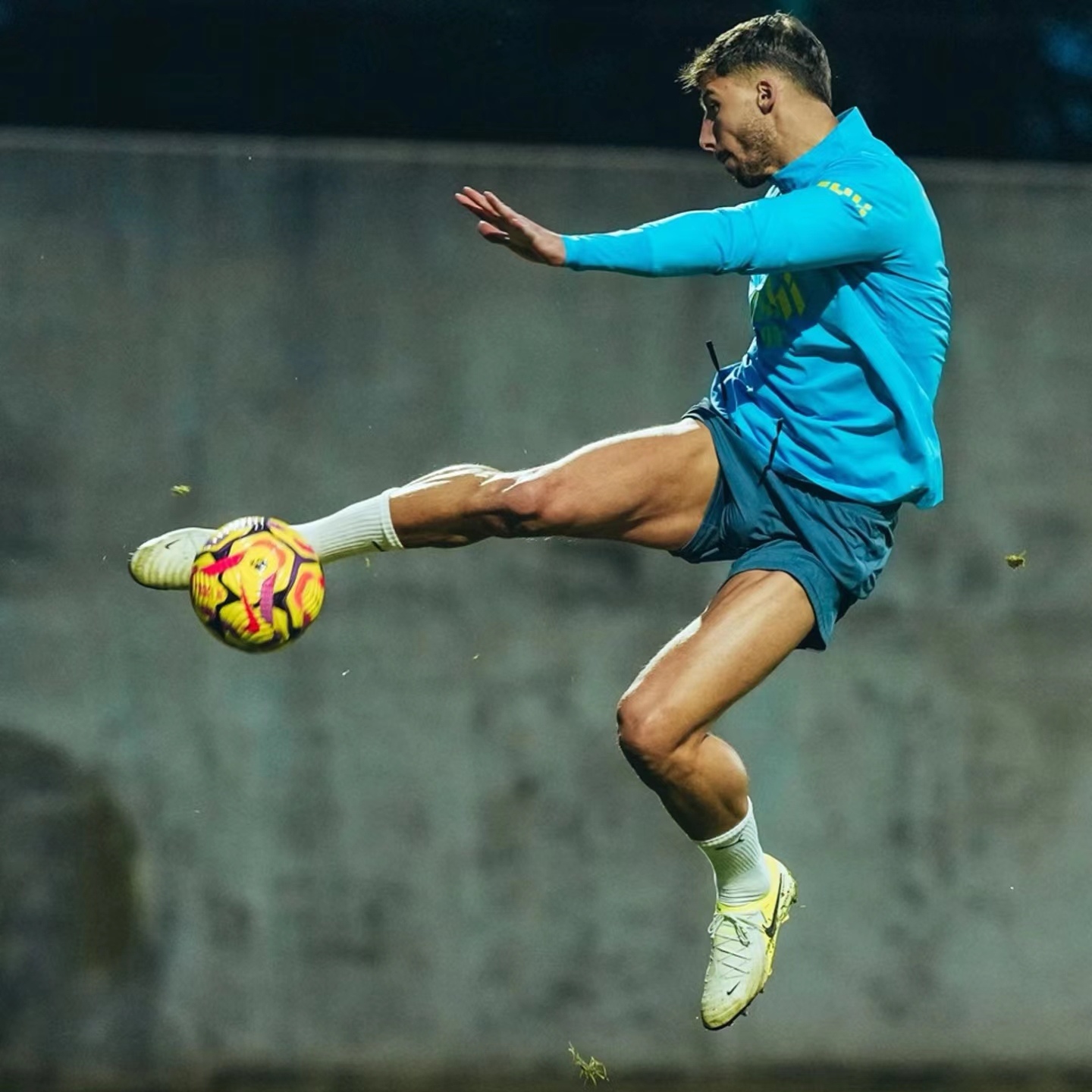 曼彻斯特城主场横扫法甲劲旅，提前晋级的简单介绍