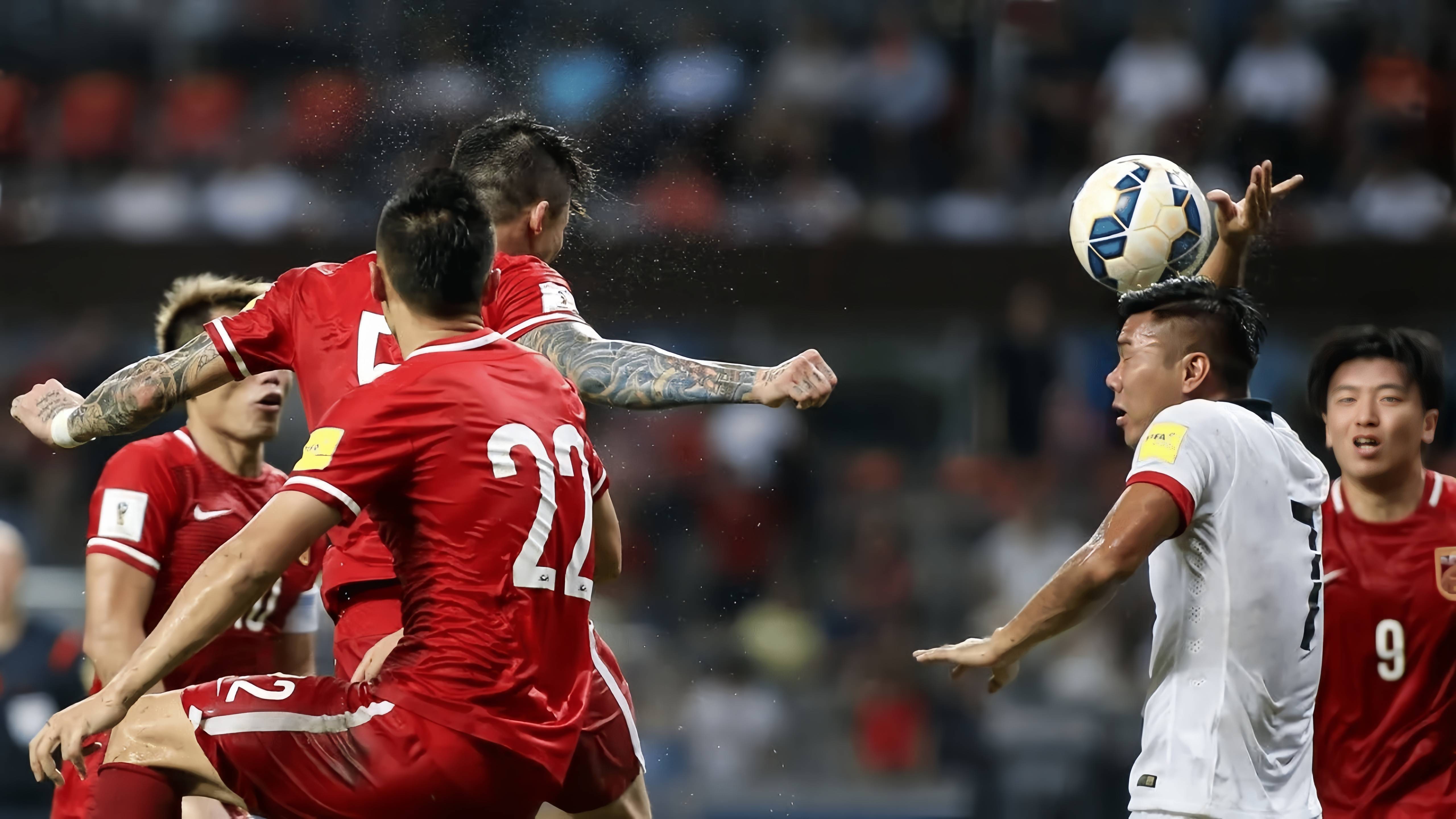 国内足球职业联赛激烈对决中球员斗志昂扬的简单介绍