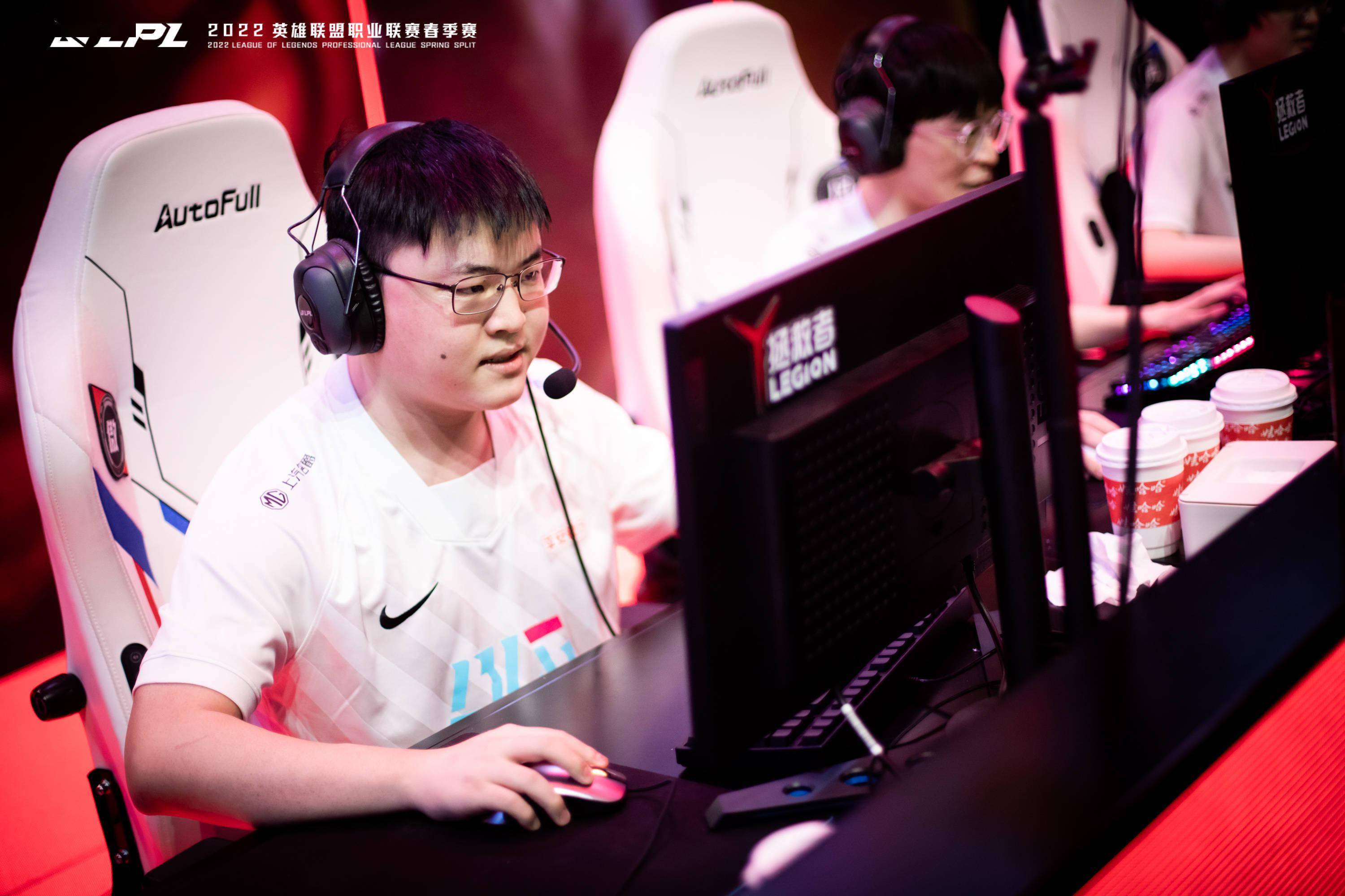 包含GEN碾压BLG，Meiko三分雨点燃全场的词条