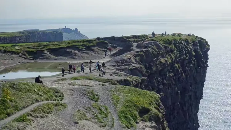包含爱尔兰-逼平冰岛，拒绝告负的精神将持续下去的词条